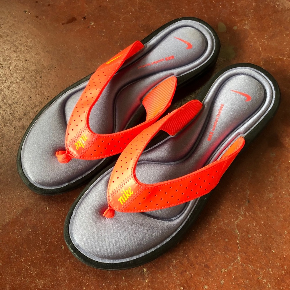 NWOT Nike Memory Foam Flip Flips